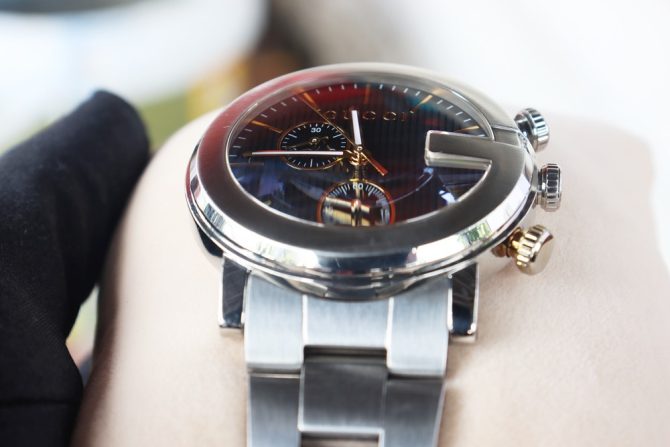 Đồng Hồ Nam Gucci Chronograph dây thép Kính mo cong Siêu hiếm Đẹp 