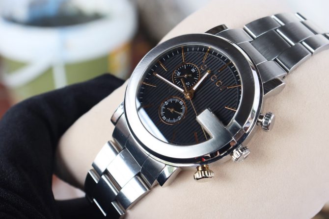 Đồng Hồ Nam Gucci Chronograph dây thép Kính mo cong Siêu hiếm Đẹp 