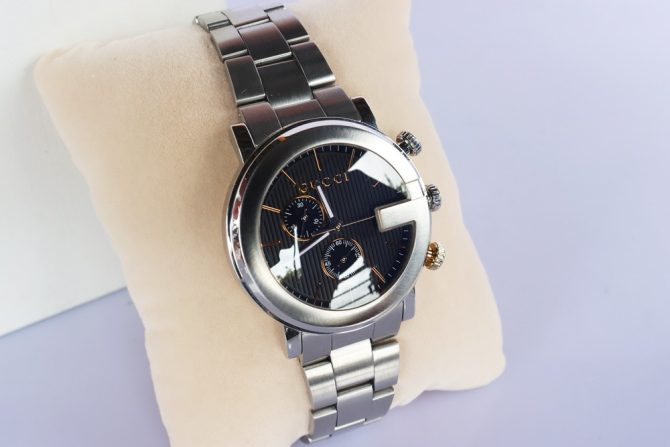 Đồng Hồ Nam Gucci Chronograph dây thép Kính mo cong Siêu hiếm Đẹp 