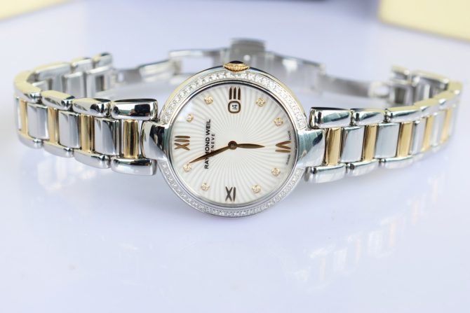 Đồng Hồ Nữ Raymond Weil Diamonds - Demi Vàng, Mặt Xà Cừ - Niềng & Cọc Số Kim Cương Fullbox