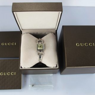 Đồng Hồ Gucci Nữ ( Kiểu Lắc Tay ) Mặt Vân Hoa Gucci, Cọc số đính Kim Cương - Like New Fullbox