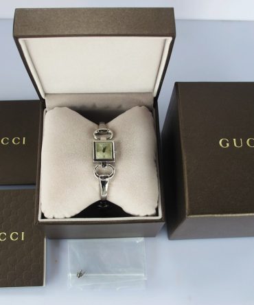 Đồng Hồ Gucci Nữ ( Kiểu Lắc Tay ) Mặt Vân Hoa Gucci, Cọc số đính Kim Cương - Like New Fullbox