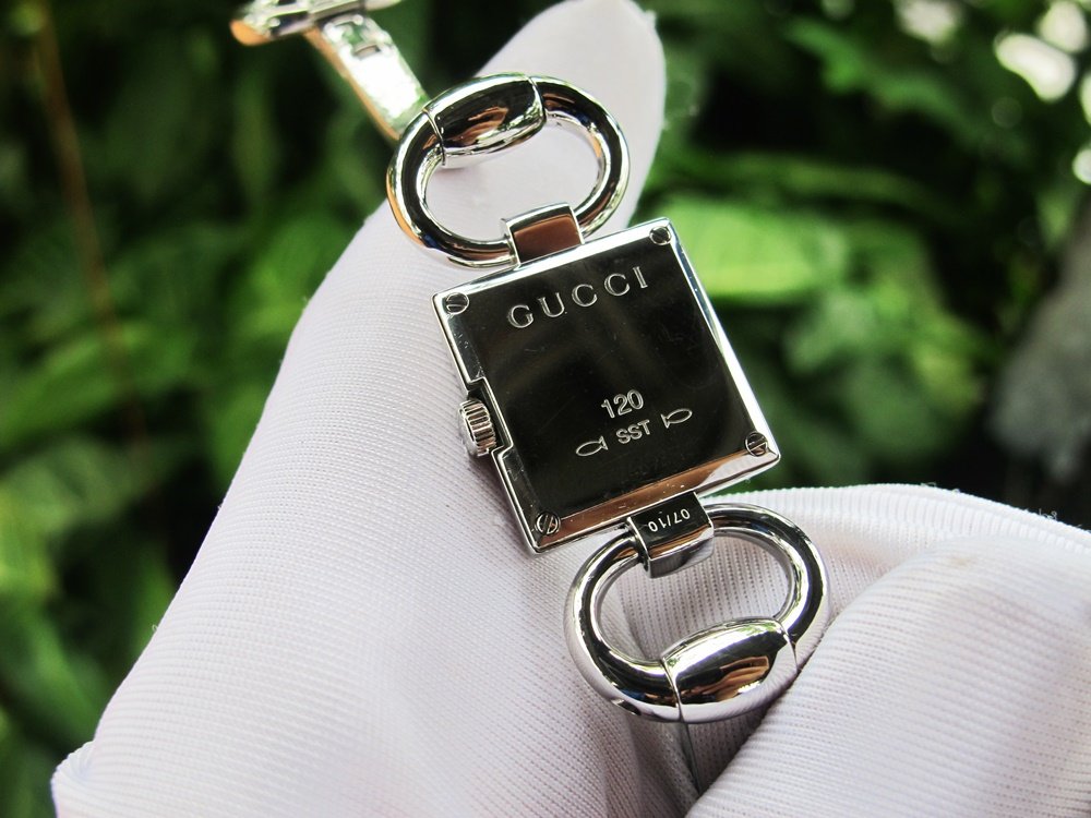 Đồng Hồ Gucci Nữ ( Kiểu Lắc Tay ) Mặt Vân Hoa Gucci, Cọc số đính Kim Cương - Like New Fullbox